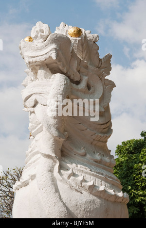 Die Naga, ein Thai Sympathieträger erscheint als ein Stein Schlange oder Cobra außerhalb der Wat Mahawan, Chiang Mai Thailand Stockfoto