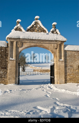 Satteldach jakobinischen Torhaus im Schnee Tackley Oxfordshire-England-Vereinigtes Königreich Stockfoto