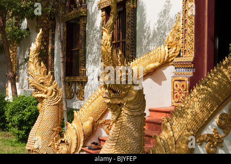 Die Naga, ein Thai Sympathieträger erscheint als eine Schlange oder Cobra außerhalb der Wat Chiang Man, Chiang Mai Thailand Stockfoto