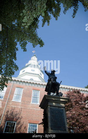 Eine Statue von Baron De Kalb sitzt vor der Maryland State House in Annapolis. Stockfoto