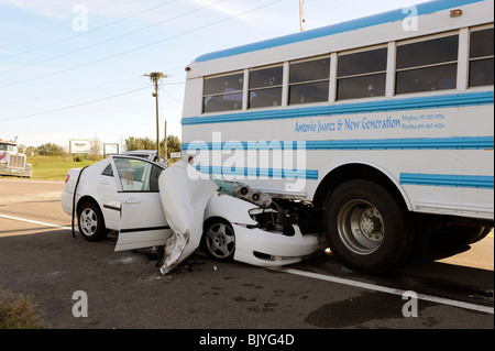 Tödliche Automobil Unfall mit einem Tod durch Ablenkung mit Handy für SMS-Nachrichten Stockfoto