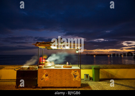 Kochen Kastanien in Salz eine Madeira-Spezialität auf der Promenade am Wasser in Funchal Madeira Portugal EU Europa Stockfoto