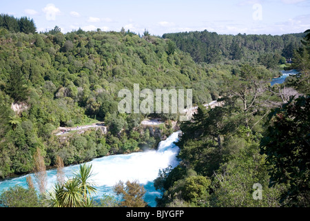 Die rauschenden Waikato River bildet die bekannten Huka Falls vor den Toren der Stadt Taupo New Zealand Stockfoto