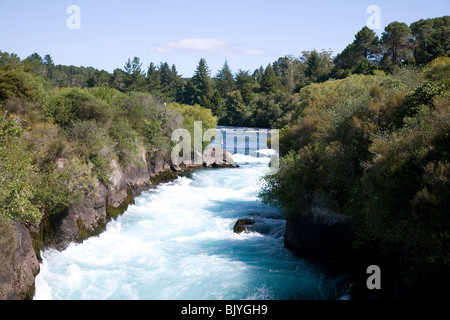 Der Waikato River rauscht in Richtung Huka Wasserfälle in der Nähe von Taupo Neuseeland Stockfoto