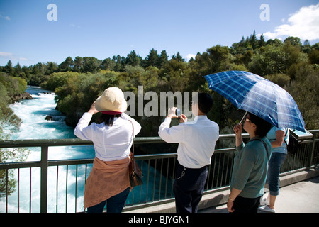 Besucher sehen die turbulenten Waikato River wie es in Richtung Huka Wasserfälle in der Nähe von Taupo Neuseeland stürmt Stockfoto