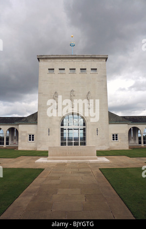 RAF Denkmal mit Blick auf die Themse auf Coopers Hill bei Englefield Green, in der Nähe von Windsor, Berkshire, England, UK. Stockfoto