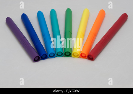 Nahaufnahme von mehreren Regenbogen farbige Stifte Stockfoto