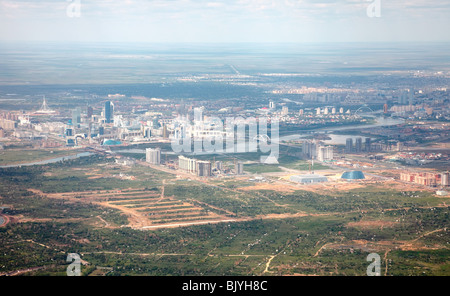 Blick Astana, der Hauptstadt von Kasachstan, aus der Kabine des Flugzeugs Stockfoto