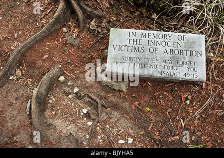 Abtreibung Grab Marker im Garten der Kirche Stockfoto