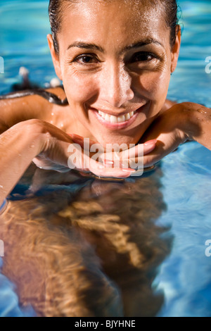 Close-up Portrait lächelnd mittleren Erwachsenenalter Frau im pool Stockfoto