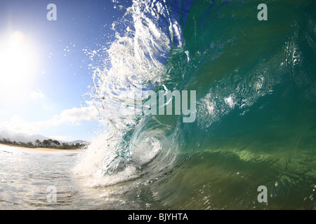 Eine perfekte Welle bricht auf der leeren Sandstrand von Makena, Maui. Stockfoto