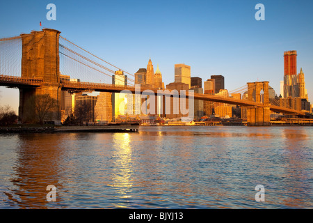 Die Brooklyn Bridge und Gebäuden von Lower Manhattan Financial District, New York City, USA Stockfoto