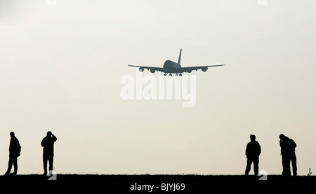 Ein Airbus A380 ist bei der Landung in Hamburg, Deutschland im Airbus-Werk am 8. November 2005 abgebildet. Stockfoto