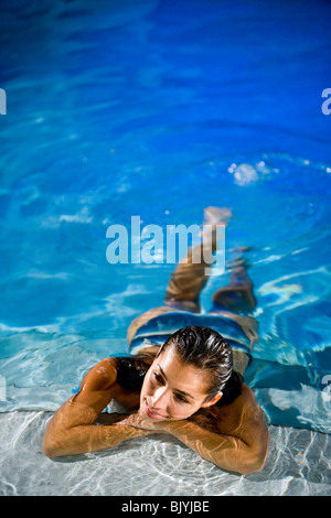 Porträt des mittleren Erwachsenenalter Frau Entspannung im Schwimmbad Stockfoto