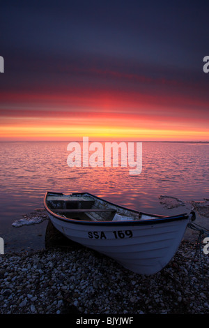 Kleines Fischerboot von der Ostseeküste im Sonnenuntergang. Insel Saaremaa Stockfoto