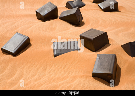 Rostenden Metall Kanister mit Shell-Logo aus dem 2. Weltkrieg Zeit aufgegeben in Ägyptens westlichen Wüste, Sahara übrig Stockfoto