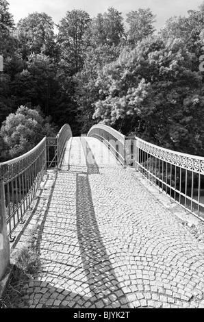 Fußgängerbrücke in der Nähe von Schloss Elisabethenburg in der historischen Stadt Meiningen Stockfoto