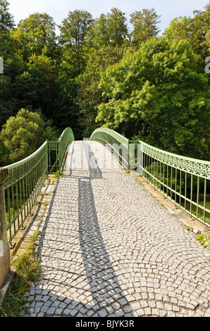 Fußgängerbrücke in der Nähe von Schloss Elisabethenburg in der historischen Stadt Meiningen Stockfoto