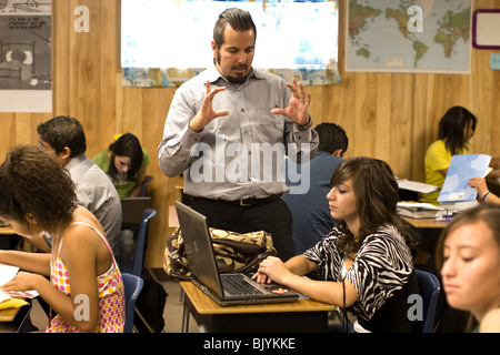 Spanisch Lehrer verwendet Hände, Hispanic Teengirl im Klassenzimmer zu erklären. Stockfoto