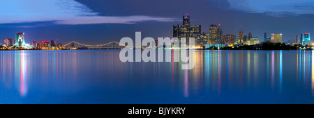 Die Skyline von Detroit-Windsor kurz nach Sonnenuntergang Stockfoto