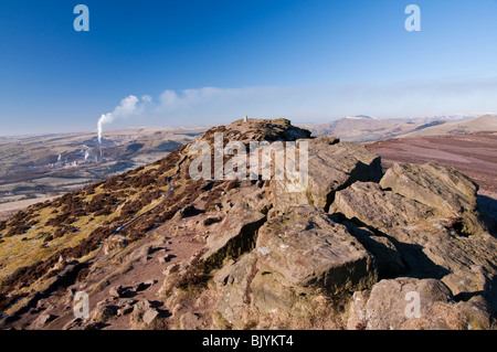 Der Gipfelgrat auf Win Hill in der Peak District National Park. Bei Wanderern beliebt ist die Aussicht in alle Richtungen umfangreich. Stockfoto