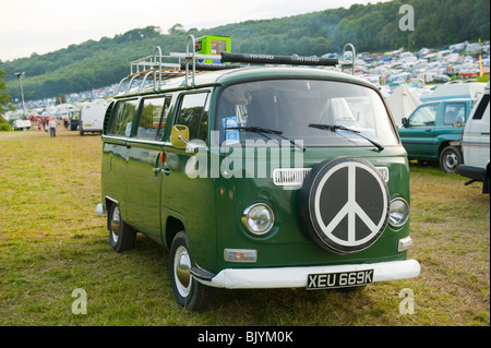 Alte grüne Volkswagen Camper Van mit CND-symbol Stockfoto
