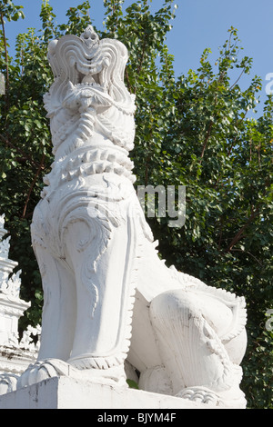 Die Naga, ein Thai Sympathieträger erscheint als ein Stein Schlange oder Cobra außerhalb der Wat Mahawan, Chiang Mai Thailand Stockfoto