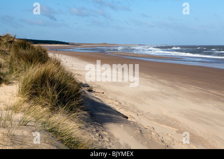 Wellen und Sand weht Stockfoto