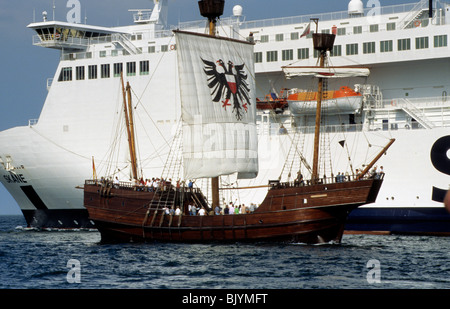 Das Zahnrad (mittelalterliche Schiff) "Lisa von Lübeck" bei der Hanse sail in Rostock, Deutschland Stockfoto