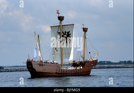 Das Zahnrad (mittelalterliche Schiff) "Lisa von Lübeck" bei der Hanse sail in Rostock, Deutschland Stockfoto