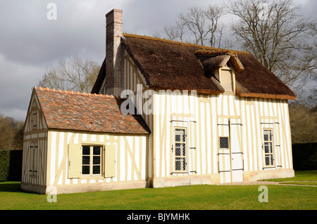 Haus in Le Hameau auf dem Gelände des Château de Chantilly, Frankreich Stockfoto