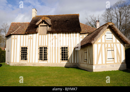 Haus in Le Hameau auf dem Gelände des Château de Chantilly, Frankreich Stockfoto