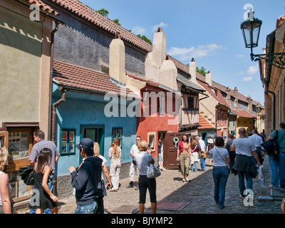 Kleine Häuser in der Golden Lane (Zlata Ulicka) in Prag Stockfoto