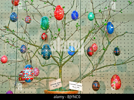 Dieses Foto ist eine kleine twiggy Baum, der wunderschön handbemalte Huhn und Gänseeier als Ostereier dekoriert hat. Stockfoto