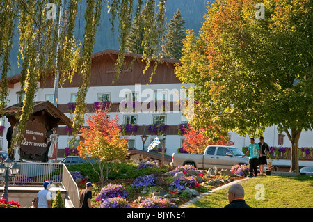 Diese Szene ist ein Stadtbild Foto mit Menschen genießen Innenstadt von Leavenworth WA, bekannt für seine bayerischen Dorf Thema im Herbst. Stockfoto