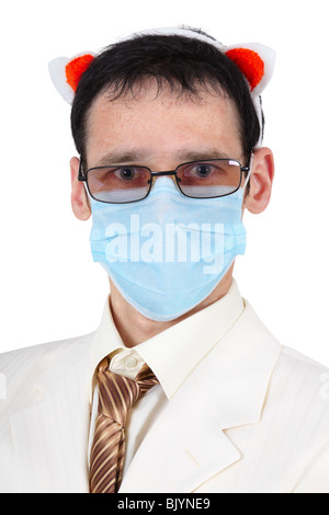 Lustiger Kerl in einer medizinischen Maske und mit Schweineohren Stockfoto