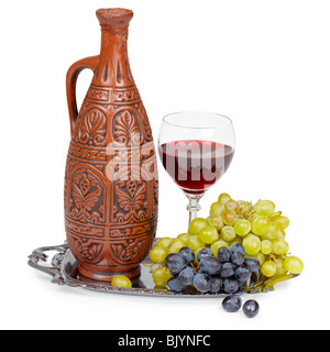 Still-Leben - ein Tonkrug und ein Glas rote Rebsorte Stockfoto