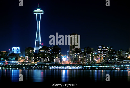 Dieses Foto ist Seattle Washington Skyline bei Nacht in der Innenstadt. Zeigt die Space Needle Wahrzeichen und eine wunderschöne Stockfoto