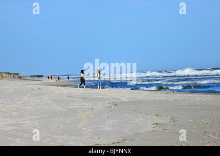 Menschen genießen Sie einen Spaziergang am Strand an einem warmen Wintertag, Long Island, NY Stockfoto