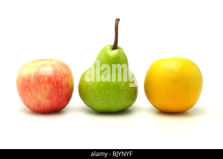 Apfel, Birne und Orange in einer Reihe auf weißem Hintergrund angeordnet Stockfoto