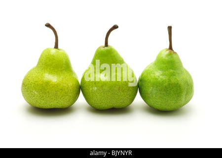 Reife grüne Birnen auf weißem Hintergrund angeordnet Stockfoto