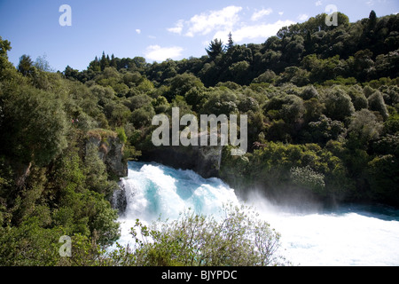 Die rauschenden Waikato River bildet die bekannten Huka Falls vor den Toren der Stadt Taupo New Zealand Stockfoto