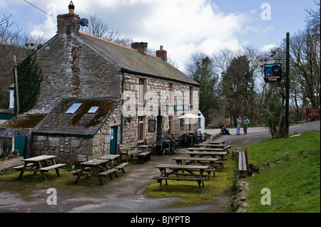 Urlauber warten draußen das später Wink Public House in Cornwall. Stockfoto