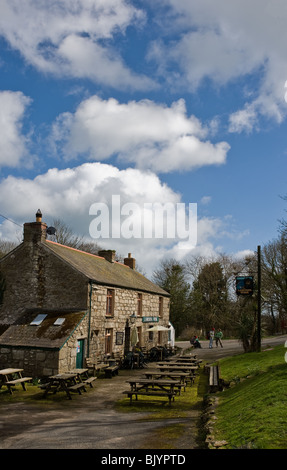 Urlauber warten draußen das später Wink Public House in Cornwall. Stockfoto