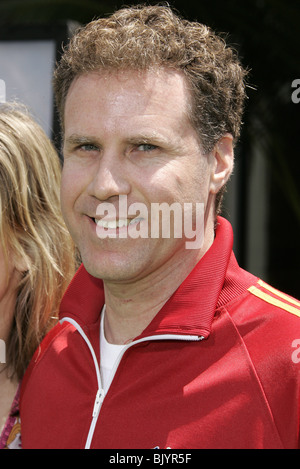 WILL FERRELL treten und SCREAMIMG Welt P UNIVERSAL CITY WALK BURBANK-LOS ANGELES-USA 1. Mai 2005 Stockfoto