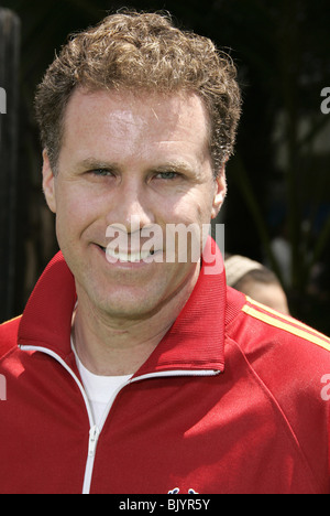 WILL FERRELL treten und SCREAMIMG Welt P UNIVERSAL CITY WALK BURBANK-LOS ANGELES-USA 1. Mai 2005 Stockfoto