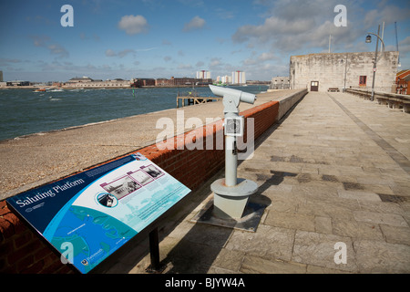 Salutieren, Plattform, Ansicht Teleskop und der viereckige Turm am Eingang zum Hafen von Portsmourh. Stockfoto