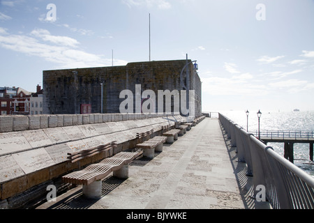 der viereckige Turm am Eingang zum Hafen von Portsmourh Stockfoto