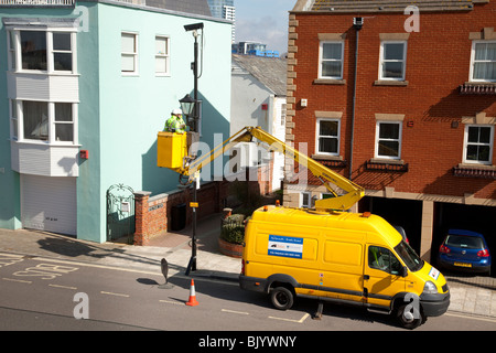 Stadtmöbel Wartungspersonal mit einer Hubarbeitsbühne van weiterhin Straßenlaternen Stockfoto