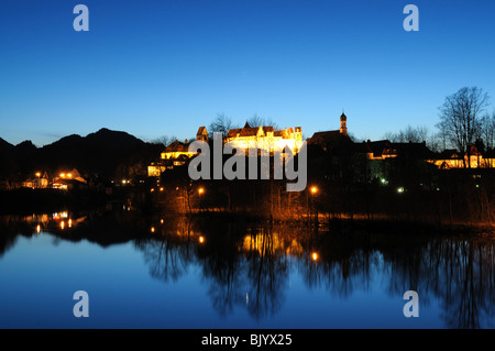 Stadt Füssen in der Nacht. Bayern-Deutschland Stockfoto